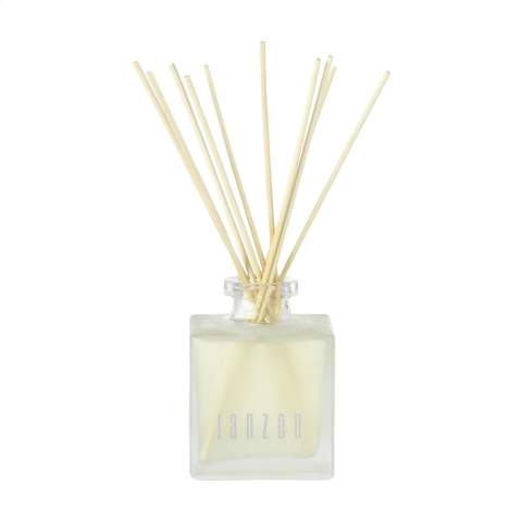 Bâtonnets parfumés de la marque Janzen, au parfum Fuchsia 69. Grâce au bois spécial utilisé pour les bâtonnets, votre parfum préféré se répand dans toute la maison. Convient à toutes les pièces de la maison – de la chambre aux toilettes, du bureau à la cuisine. Le nombre de bâtonnets vous permet de déterminer l’intensité du parfum. Le parfum Fuchsia 69 est un pot-pourri composé notamment de jasmin parfumé, de gardénia doux, de carnation et de la « fleur des fleurs » : l'ylang-ylang - Il est joyeux et provocateur, léger et sensuel. Ce flacon en verre est rempli de 200 ml d'huile de parfum et est livré avec bâtonnets. Emballé par set dans un coffret cadeau. Par set dans une boîte.