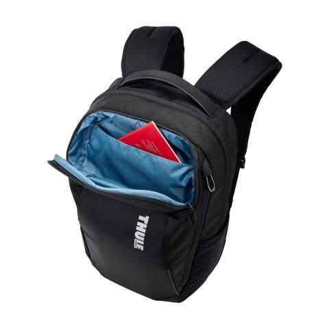 Professioneller Reiserucksack aus 100% recyceltem 1680 Polyester der Marke Thule. Das großzügige Fach bietet Schutzfächer für einen Laptop bis zu 15,6 Zoll und ein Tablet bis zu 10,5 Zoll. Ein besonderes Merkmal ist das SafeZone-Fach. In diesem Fach befindet sich ein herausnehmbares Hartschalenetui, das Ihr Handy oder Ihre Sonnenbrille schützt. Hinter dem Hartschalenfach befindet sich ein verstecktes Fach für Ihre Reisedokumente oder Wertsachen. Der Rucksack hat eine Seitentasche mit Reißverschluss, eine elastische Seitentasche für eine Wasserflasche und einen Gepäckriemen für den Transport auf einem Trolley. Die verstellbaren EVA- Schulterriemen und das Rückenteil sind mit Schaumstoff und atmungsaktivem Mesh ausgestattet und garantieren einen hervorragenden Tragekomfort. Ausgestattet mit verstellbarem Brustgurt, YKK-Reißverschlüssen und komplett gefüttert. Ein toller Reisebegleiter. Fassungsvermögen ca. 23 Liter.