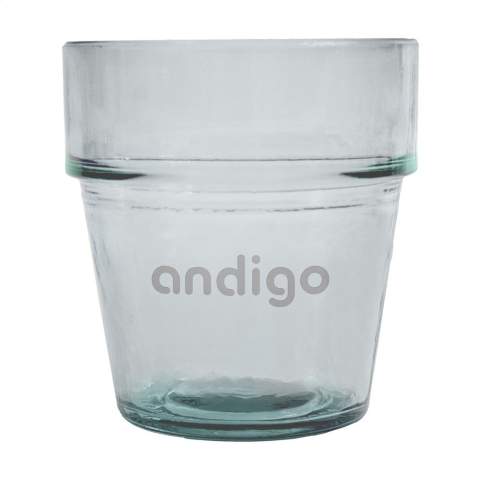 WoW! Rustikales Wasserglas. Hergestellt aus 100% recyceltem, robustem Qualitätsglas. Ein stapelbares Design für eine einfache und platzsparende Aufbewahrung.    Die blaugrüne Färbung des Glases ist ein natürliches Merkmal von recyceltem Glas. Die Farbe und mögliche Unvollkommenheiten unterstreichen die Schönheit der Imperfektion und tragen zur Authentizität dieses Produkts bei.     Recycling reduziert den Verbrauch von neuen Rohstoffen, Wasser und Energie. Farbe, Dicke und Größe können von Produkt zu Produkt variieren. Made in Spain. Fassungsvermögen: 270 ml.