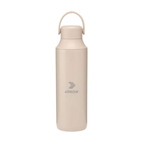 WoW! Gourde isotherme à double paroi en acier inoxydable recyclé. Cette bouteille étanche  est dotée d'une boucle de transport en silicone et dispose de 2 ouvertures avec bouchon à vis : une ouverture pour boire et une ouverture plus grande pour faciliter le nettoyage ou ajouter des glaçons. S'adapte à la plupart des porte-gobelets et est recouvert d'un magnifique revêtement en poudre. Parfait pour maintenir les boissons froides ou chaudes à la bonne température. Ne passe pas au lave-vaisselle. Certifiée-RCS. Matière recyclée totale : 80%. Capacité 600 ml.     L'inox peut être recyclé de nombreuses fois tout en conservant en grande partie la qualité du matériau. En utilisant de l'acier inoxydable recyclé, on a besoin de moins de nouvelles matières premières. Cela signifie moins de consommation d'énergie et moins d'utilisation d'eau. Chaque article est fourni dans une boite individuelle en papier kraft marron.