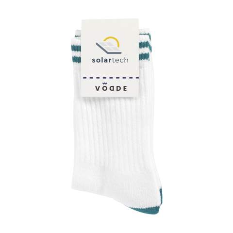 Comfortabele, 100% circulaire sokken van het merk Vodde. De sokken bestaan uit 53% gerecycled katoen (ingezamelde lappen stof), 38% gerecycled polyester (van ingezamelde PET-flessen), 6% nylon en 3% elastaan. Inclusief ingebreid, customised design. De sokken zijn standaard aan elkaar bevestigd met een label, te bedrukken in een eigen, full colour design. Zo ontwerp je je eigen sokken, die perfect aansluiten bij jouw huisstijl en wensen. Deze kwaliteitssokken hebben een verstevigde zool en zijn ideaal om te dragen tijdens het sporten of wandelen.      • Verkrijgbaar in de maten M (36-40) en L (41-46).   • Minimale afname: 100 paar sokken per maat. Minimale afname in totaal: 200 paar sokken.    • Optioneel (en alleen op aanvraag): Per paar geleverd in een (customised) doosje van gerecycled karton - mogelijk vanaf 1.200 paar sokken.     • Ontwikkeld en getest in Nederland. Made in the EU.      •  Het Nederlands bedrijf Vodde hergebruikt afgedankt textiel om er nieuwe producten van te maken die ontworpen zijn door Nederlandse designers. Vodde maakt haar garens van katoen dat is ingezameld door lokale 'voddenboeren', en van snijafval uit textiel-producties in Europese landen waar Vodde zelf haar producten maakt. Daarnaast wordt gebruik gemaakt van polyesters die voortkomen uit PET-flessen, nylon, visnetten en ander ingezameld afval.