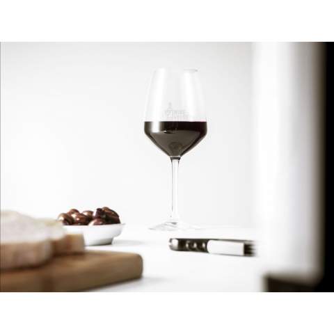 Hochwertiges Weinglas. Die moderne Form strahlt Stil und Klasse aus. Ideal zum Servieren von Rot- oder Weißwein in Gastronomiebetrieben, bei einem Business-Empfang oder einer privaten Feier. Fassungsvermögen: 400 ml.
