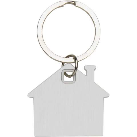 Sleutelhanger in de vorm van een huis, met een roestvrijstalen plaatje met een mat design aan de voor- en achterkant en een gekleurde plastic chip in het midden.