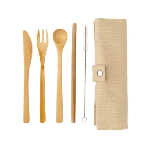 Breng je eigen herbruikbare bamboe bestek mee. Verminder plastic afval en help onze planeet te beschermen. De set bevat een lepel, vork, mes, rietje en schoonmaak borstel. Prachtig verpakt in canvas etui.