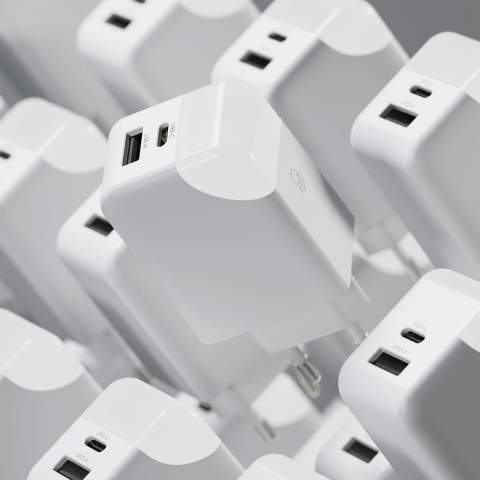 Cet adaptateur d'alimentation GaN 65W est conçu pour une charge rapide et efficace des ordinateurs portables, des tablettes et des smartphones. Il est doté d'un port USB-A avec une sortie allant jusqu'à 18W et d'un port Type-C avec une sortie allant jusqu'à 65W. Lorsque les deux ports sont utilisés simultanément, il fournit une sortie maximale de 9 W par port. Le voyant de charge intelligent indique non seulement l'état de charge, mais s'éteint également une fois que l'appareil est entièrement chargé, et peut être éteint manuellement en le touchant. Son design compact et pratique le rend facile à utiliser.  Il est fabriqué en plastique recyclé ignifugé, ce qui garantit sa sécurité et sa durabilité. Que vous soyez à la maison, au bureau ou en déplacement, cet adaptateur est une solution d'alimentation fiable pour tous vos appareils. Les produits Xoopar ne peuvent pas être vendus en France et en Espagne.