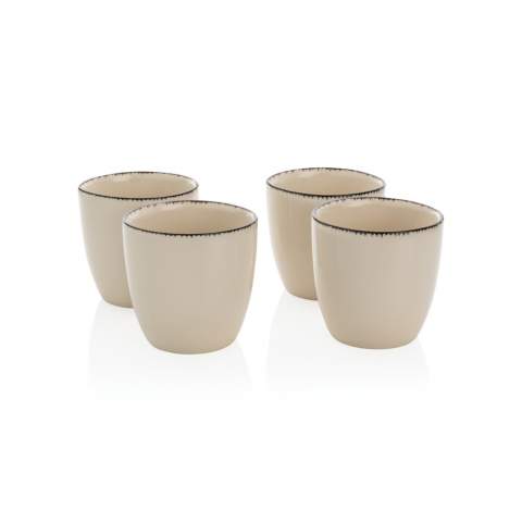 Verleihen Sie jeder Mahlzeit schlichte Eleganz mit diesem 4-teiligen Ukiyo Keramik-Trinkbecher-Set in klarem weißem Design mit schwarz-detailliertem Rand. Wird in einer Geschenkbox aus Kraftpapier geliefert. Fassungsvermögen 120ml.