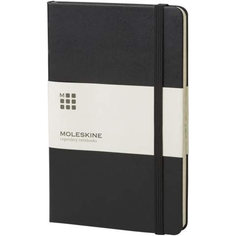 Classic Moleskine groot notitieboek met harde omslag in de populaire kleur zwart, plus een variatie aan stijlvolle levendige kleuren. Met afgeronde hoeken, elastische sluiting en een bladwijzer. Uitbreidbaar kartonnen vak en doek aan de binnenkant van de achterste omslag. Bevat 240 ivoorkleurige pagina's met ruitjes.