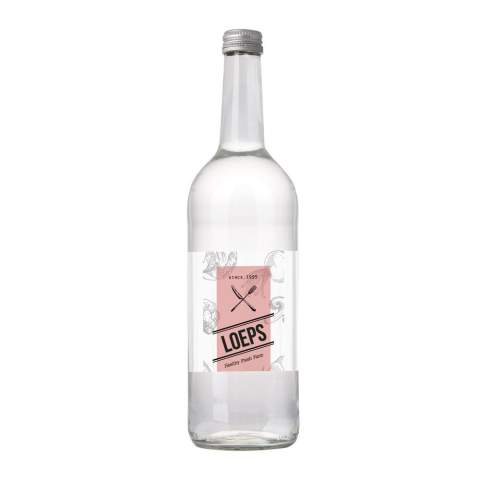 750 ml Quellwasser in einer Glasflasche mit Aluminium-Drehverschluß.