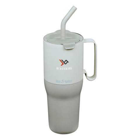 Double-walled, large tumbler thermos cup. From the Rise collection produced by the Klean Kanteen brand. Equipped with Climate Lock™ insulation. This mug has a huge size and is made from certified 90% post-consumer recycled 18/8 stainless steel. With generous handle and a functional lid: sip with the included stainless steel and silicone straw or flip open the lid and drink straight from the Tumbler. This cup keeps drinks hot for up to 12 hours and cold for 58 hours. Fits into most cup holders. Finished with an impact-resistant Klean Coat® powder coating. Not dishwasher-safe. Taste and odour neutral. This fantastic cup is suitable for hot and cold drinks and can go anywhere. Capacity 1,065 ml. Klean Kanteen is Climate Neutral certified and a member of 1% For the Planet and thus supports environmental organisations.