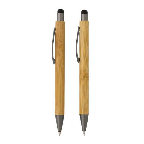Parure de stylos au look moderne, comprenant un stylo à bille et un crayon, fabriquée en bambou certifié FSC®. Le stylo est doté d'une recharge d'écriture 800m à l'encre bleue allemande et le crayon d'une mine de 0,7 mm. Emballé dans une boîte cadeau certifiée FSC®.