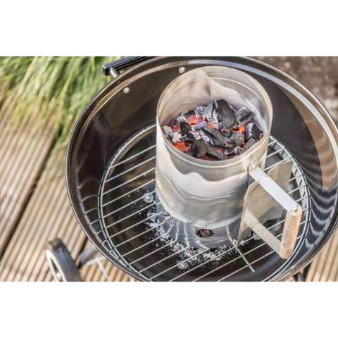 Grillstarter aus Metall mit Holzgriff. Mit diesem Grillanzünder können Sie Holzkohle oder Briketts so anfeuern, dass Sie Ihren Grill schneller in Betrieb nehmen können. Dieser Anzünder ist auch hilfreich beim Anheizen einer neuen Kohlenschicht während des Grillvorgangs. Auch das Anzünden von Feuerstellen und Smokern lässt sich damit beschleunigen. Die Handhabung ist einfach: Sie legen einige Feueranzünder oder Zeitungspapier unter den Starter, füllen den Behälter mit Holzkohle oder Briketts und zünden dann die Feueranzünder/das Zeitungspapier an. Nach 15 Minuten können Sie die Holzkohle oder Briketts aus dem Anzündbehälter nehmen und gleichmäßig auf dem Grill verteilen.
