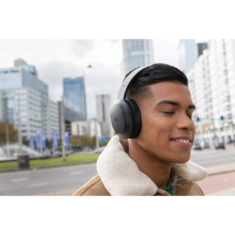 Ein unglaublich geräuschfreies Hörerlebnis. Die überragende ANC-Technologie ermöglicht es, alle unerwünschten Geräusche auszublenden, um Ihre Musik in vollen Zügen zu genießen. Die extra weichen und bequemen Ohr-Kissen geben Ihnen das Gefühl, dass Sie den Kopfhörer den ganzen Tag und darüber hinaus tragen können. Der Akku beeindruckt mit einer beeindruckenden Spielzeit von bis zu 20 Stunden. Mit hochwertigem Mikrofon um auch Telefonate führen zu können. Das leichte & faltbare Design ermöglicht eine perfekte Passform und bietet Ihnen die Möglichkeit, den Kopfhörer überall hin mitzunehmen. Urban Vitamin Artikel werden ohne PVC hergestellt und sind in einer Verpackung mit besonders wenig Kunststoff verpackt. ANC-Level bis zu 25db<br /><br />HasBluetooth: True<br />PVC free: true