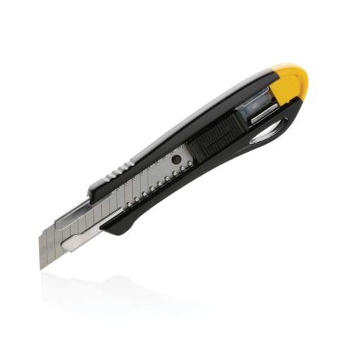 Hervulbaar RCS-gecertificeerd afbreekmes gemaakt van RCS-gecertificeerd gerecycled ABS en roestvrijstalen mes. Totale hoeveelheid gerecycled materiaal: 36% op basis van het totale gewicht van het artikel. RCS-certificering zorgt voor een volledig gecertificeerde toeleveringsketen van gerecyclede materialen. Dit veelzijdige mes heeft een afbreekbaar mesontwerp, zodat u gemakkelijk het SK4-mes kunt vervangen wanneer het bot wordt. Of u nu karton, plastic of zelfs dunne platen metaal moet snijden, het afbreekmes is er klaar voor. Het scherpe, duurzame mes zorgt ervoor dat u elke keer schone, precieze sneden krijgt. Het mes is ook ongelooflijk gemakkelijk te gebruiken. Het comfortabele handvat biedt een stevige grip, zodat u volledige controle kunt behouden terwijl u snijdt. Bovendien maakt het lichtgewicht ontwerp het gemakkelijk om overal mee naartoe te nemen. Verpakt in FSC®-mix kraftverpakking. Het artikel wordt geleverd met 1 mes in het artikel en twee extra messen.