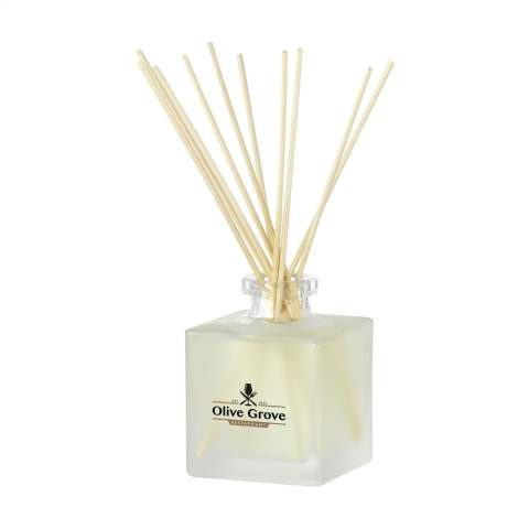 Bâtonnets parfumés de la marque Janzen, au parfum Fuchsia 69. Grâce au bois spécial utilisé pour les bâtonnets, votre parfum préféré se répand dans toute la maison. Convient à toutes les pièces de la maison – de la chambre aux toilettes, du bureau à la cuisine. Le nombre de bâtonnets vous permet de déterminer l’intensité du parfum. Le parfum Fuchsia 69 est un pot-pourri composé notamment de jasmin parfumé, de gardénia doux, de carnation et de la « fleur des fleurs » : l'ylang-ylang - Il est joyeux et provocateur, léger et sensuel. Ce flacon en verre est rempli de 200 ml d'huile de parfum et est livré avec bâtonnets. Emballé par set dans un coffret cadeau. Par set dans une boîte.