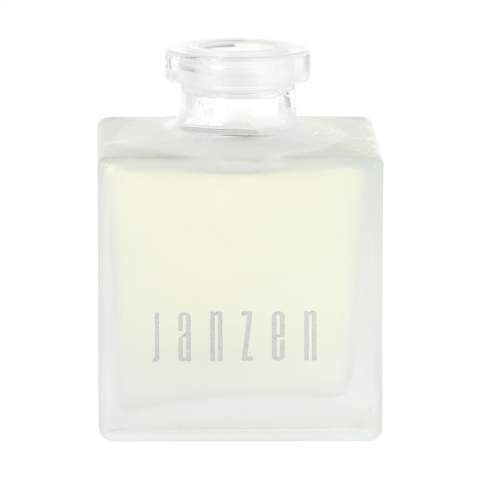 Bâtonnets parfumés de la marque Janzen, au parfum Fuchsia 69. Grâce au bois spécial utilisé pour les bâtonnets, votre parfum préféré se répand dans toute la maison. Convient à toutes les pièces de la maison – de la chambre aux toilettes, du bureau à la cuisine. Le nombre de bâtonnets vous permet de déterminer l’intensité du parfum. Le parfum Fuchsia 69 est un pot-pourri composé notamment de jasmin parfumé, de gardénia doux, de carnation et de la « fleur des fleurs » : l'ylang-ylang - Il est joyeux et provocateur, léger et sensuel. Ce flacon en verre est rempli de 200 ml d'huile de parfum et est livré avec bâtonnets. Emballé par set dans un coffret cadeau. Par set dans une boîte.