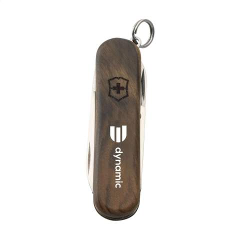 Origineel Zwitsers zakmes van Victorinox met walnoothouten heft. Elk mes is uniek dankzij de natuurlijke nerf van het hout. De tussenplaten zijn van hard-geadoniseerd aluminium en tools van 100% gerecycled staal. 3-delig met 5 functies: mes, vijl met schroevendraaier, schaar en sleutelring. Inclusief gebruiksaanwijzing en met levenslange garantie op materiaal- en fabricagefouten.     Victorinox staat wereldwijd symbool voor hoogwaardige kwaliteit, betrouwbaarheid, functionaliteit en perfectie. Op het bezit en/of dragen van messen of multitools in het openbaar kunnen lokale regels van toepassing zijn. Per stuk verpakt.
