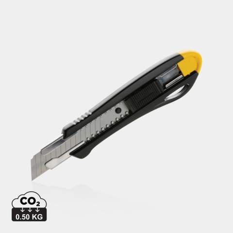 Hervulbaar RCS-gecertificeerd afbreekmes gemaakt van RCS-gecertificeerd gerecycled ABS en roestvrijstalen mes. Totale hoeveelheid gerecycled materiaal: 36% op basis van het totale gewicht van het artikel. RCS-certificering zorgt voor een volledig gecertificeerde toeleveringsketen van gerecyclede materialen. Dit veelzijdige mes heeft een afbreekbaar mesontwerp, zodat u gemakkelijk het SK4-mes kunt vervangen wanneer het bot wordt. Of u nu karton, plastic of zelfs dunne platen metaal moet snijden, het afbreekmes is er klaar voor. Het scherpe, duurzame mes zorgt ervoor dat u elke keer schone, precieze sneden krijgt. Het mes is ook ongelooflijk gemakkelijk te gebruiken. Het comfortabele handvat biedt een stevige grip, zodat u volledige controle kunt behouden terwijl u snijdt. Bovendien maakt het lichtgewicht ontwerp het gemakkelijk om overal mee naartoe te nemen. Verpakt in FSC®-mix kraftverpakking. Het artikel wordt geleverd met 1 mes in het artikel en twee extra messen.