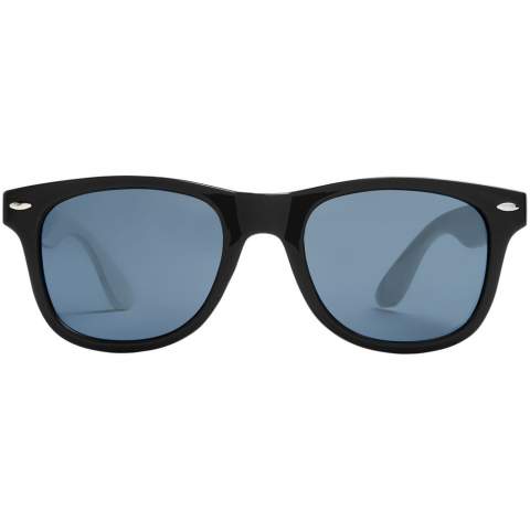 Sun Ray retro design zonnebril met witte pootjes voor een breed scala aan decoratie-opties. Voldoet aan EN ISO 12312-1 en UV-400, glazen zijn van klasse 3.