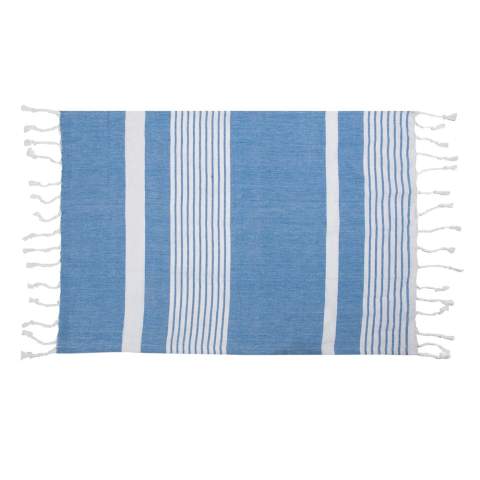 Ella Hamam is een tijdloze kleine doek van dun geweven biologisch katoen. Het doek is verfraaid met de klassieke en karakteristieke strepen van Sagaform en met omzoomde uiteinden. Het mooie materiaal en de verschillende strepen maken deze collectie een interieur stylings product, maar ook een handdoek voor in de keuken of badkamer.