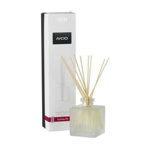 Bâtonnets parfumés de la marque Janzen, au parfum Fuchsia 69. Grâce au bois spécial utilisé pour les bâtonnets, votre parfum préféré se répand dans toute la maison. Convient à toutes les pièces de la maison – de la chambre aux toilettes, du bureau à la cuisine. Le nombre de bâtonnets vous permet de déterminer l’intensité du parfum. Le parfum Fuchsia 69 est un pot-pourri composé notamment de jasmin parfumé, de gardénia doux, de carnation et de la « fleur des fleurs » : l'ylang-ylang - Il est joyeux et provocateur, léger et sensuel. Ce flacon en verre est rempli de 200 ml d'huile de parfum et est livré avec bâtonnets. Emballé par set dans un coffret cadeau. Par set dans une boîte.