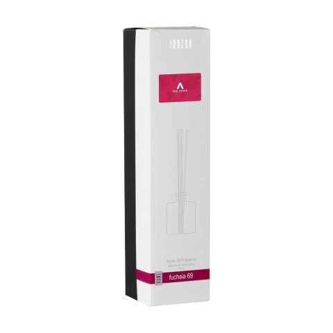 Bâtonnets parfumés de la marque Janzen, au parfum Fuchsia 69. Grâce au bois spécial utilisé pour les bâtonnets, votre parfum préféré se répand dans toute la maison. Convient à toutes les pièces de la maison – de la chambre aux toilettes, du bureau à la cuisine. Le nombre de bâtonnets vous permet de déterminer l’intensité du parfum. Le parfum Fuchsia 69 est un pot-pourri composé notamment de jasmin parfumé, de gardénia doux, de carnation et de la « fleur des fleurs » : l'ylang-ylang - Il est joyeux et provocateur, léger et sensuel. Ce flacon en verre est rempli de 200 ml d'huile de parfum et est livré avec bâtonnets. Emballé par set dans un coffret cadeau. Par set dans une boîte.