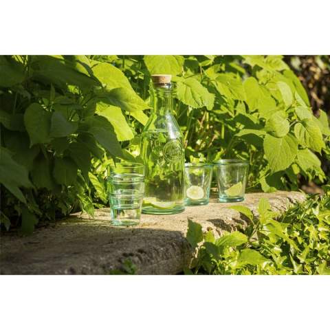 WoW! Rustikales Wasserglas. Hergestellt aus 100% recyceltem, robustem Qualitätsglas. Ein stapelbares Design für eine einfache und platzsparende Aufbewahrung.    Die blaugrüne Färbung des Glases ist ein natürliches Merkmal von recyceltem Glas. Die Farbe und mögliche Unvollkommenheiten unterstreichen die Schönheit der Imperfektion und tragen zur Authentizität dieses Produkts bei.     Recycling reduziert den Verbrauch von neuen Rohstoffen, Wasser und Energie. Farbe, Dicke und Größe können von Produkt zu Produkt variieren. Made in Spain. Fassungsvermögen: 270 ml.