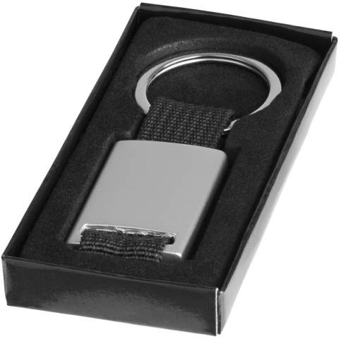 Rechteckiger Schlüsselanhänger. Halten Sie Ihre Schlüssel mit diesem attraktiven, modernen Schlüsselanhänger zusammen. Aluminium mit farbigem Polyester Gewebe. Verpackt in einer schwarzen Geschenkverpackung.