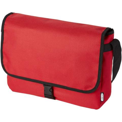 Sac à bandoulière en plastique recyclé PET avec une bandoulière réglable. Comprend un compartiment principal qui se ferme avec un rabat et une fermeture à boucle.