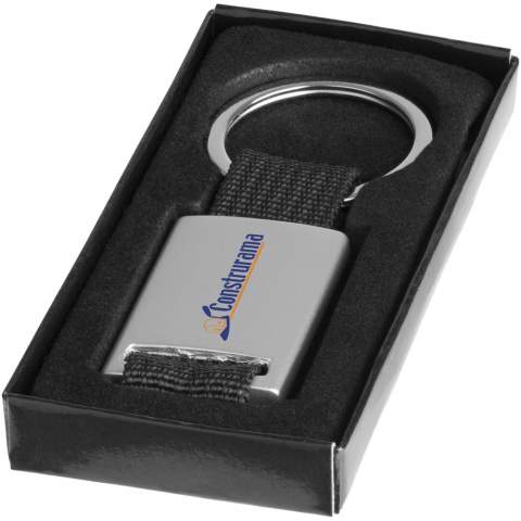 Rechthoekige sleutelhanger. Houd je sleutels veilig samen met deze moderne sleutelhanger. Aluminium met gekleurde polyester band. Geleverd in een zwarte geschenkverpakking.