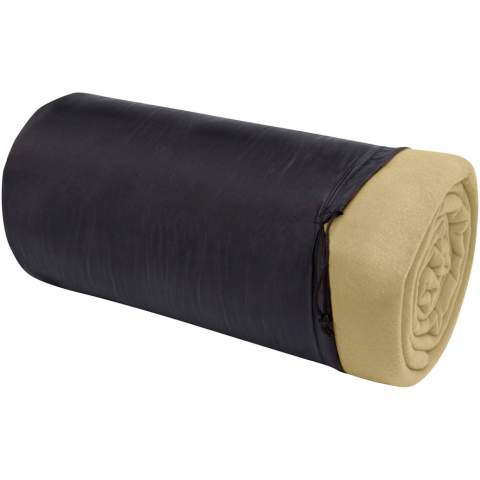 Envoyer un câlin à quelqu'un est facile avec la couverture à carreaux Huggy de 250 x 220 cm. La couverture à carreaux unie est composée à 100 % de polaire 200 g/m², une matière douce et confortable qui fournit rapidement la chaleur nécessaire et retient la chaleur corporelle. Roulez la couverture et rangez-la dans la pochette pratique avec fermeture à cordon pour un rangement facile.