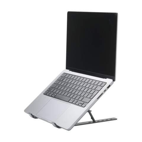 WoW! Support réglable pour ordinateur portable en aluminium recyclé certifié GRS. Le support pour ordinateur portable convient aux ordinateurs portables et tablettes (jusqu'à 15,6 pouces). Réglable sur 6 hauteurs différentes. Pour une position de travail adéquate et confortable. Le support est de haute qualité, léger, antidérapant et stable. Le design élégant et ouvert garantit une bonne ventilation. Se plie de façon compacte, pour un transport facile. Un incontournable dans tous les lieux de travail. Pochette en tissu Terry incluse. Certifié GRS. Matière recyclée totale : 91%.     L'utilisation d'aluminium recyclé permet de réduire le nombre de nouvelles matières premières utilisées pour la fabrication de ce produit. Cela signifie moins de consommation d'énergie et moins d'utilisation d'eau. Chaque article est fourni dans une boite individuelle en papier kraft marron.