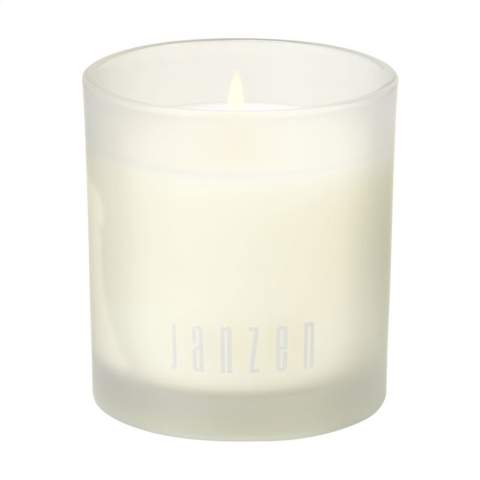 Bougie parfumée en verre au parfum Fuchsia 69 de la marque Janzen. Remplissez votre maison de lumière et d’ambiance, sans oublier votre parfum préféré. Quoi de mieux pour retrouver la sérénité et ajouter une dimension supplémentaire à votre intérieur. La cire de spéciale veille à ce que le parfum se diffuse lentement. Joyeux et provocateur, léger et sensuel, tel est Fuchsia 69. Un pot-pourri composé notamment de jasmin parfumé, de gardénia doux, de carnation et de la « fleur des fleurs » : l'ylang-ylang. Emballé par produit dans un coffret cadeau. Par pièce dans une boîte cadeau.