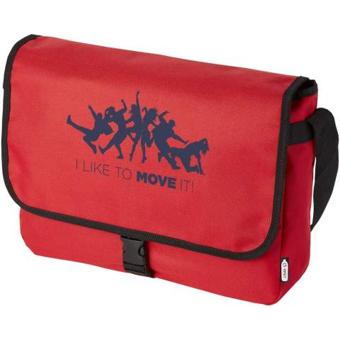 Sac à bandoulière en plastique recyclé PET avec une bandoulière réglable. Comprend un compartiment principal qui se ferme avec un rabat et une fermeture à boucle.