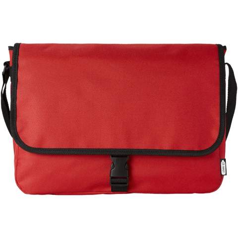 Sac à bandoulière en plastique recyclé PET avec une bandoulière réglable. Comprend un compartiment principal qui se ferme avec un rabat et une fermeture à boucle.