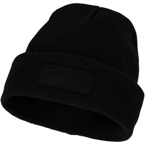 Le bonnet Boreas avec écusson ne se contente pas de vous tenir au chaud, il vous offre également une toile pour votre marque personnelle. Fabriqué en tricot côtelé 1x1 en acrylique, le bonnet est chaud et durable. L'écusson en tissu contrasté, tissé en polyester, offre une excellente occasion de présenter votre logo ou d'autres marques. Adoptez le confort, l'individualité et la praticité avec le bonnet Boreas.