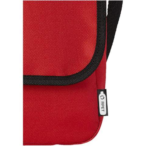 Sac à bandoulière en plastique recyclé PET avec une bandoulière réglable. Comprend un compartiment principal qui se ferme avec un rabat et une fermeture à boucle.
