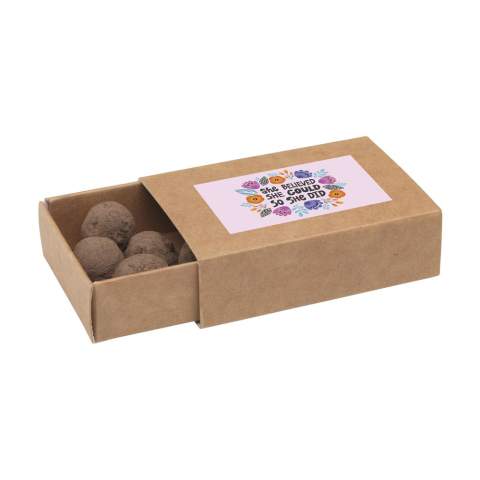 WoW! Ein Mini-Ökosystem, das die Samen vor Vögeln, Ameisen und Schnecken schützt und sie mit Nahrung versorgt, während sie keimen und wachsen.  Die Samen bestehen aus einer Mischung aus: Saat-Wucherblume, Vergissmeinnicht, Weiße Lichtnelke, Klatschmohn, Kornblume, Acker-Hundskamille und Wilder Majoran.   Zur Inspiration für den Anbau einheimischer Wildblumen in Gärten, auf Balkonen und in Blumenkästen. Mehr Blumen bedeuten mehr Bienen, Schmetterlinge und andere Wildtiere, die unsere Nahrungskette und unser Ökosystem unterstützen. Verpackt pro 6 Kugeln in einer Schachtel aus recyceltem Karton. Pro Set in einer Verpackung.