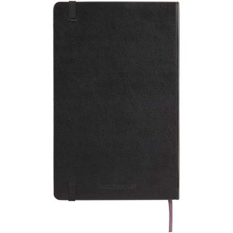 Classic Moleskine groot notitieboek met harde omslag in de populaire kleur zwart, plus een variatie aan stijlvolle levendige kleuren. Met afgeronde hoeken, elastische sluiting en een bladwijzer. Uitbreidbaar kartonnen vak en doek aan de binnenkant van de achterste omslag. Bevat 240 ivoorkleurige pagina's met ruitjes.