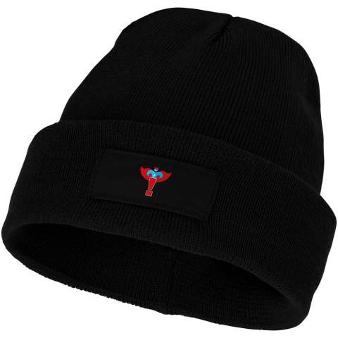 Le bonnet Boreas avec écusson ne se contente pas de vous tenir au chaud, il vous offre également une toile pour votre marque personnelle. Fabriqué en tricot côtelé 1x1 en acrylique, le bonnet est chaud et durable. L'écusson en tissu contrasté, tissé en polyester, offre une excellente occasion de présenter votre logo ou d'autres marques. Adoptez le confort, l'individualité et la praticité avec le bonnet Boreas.