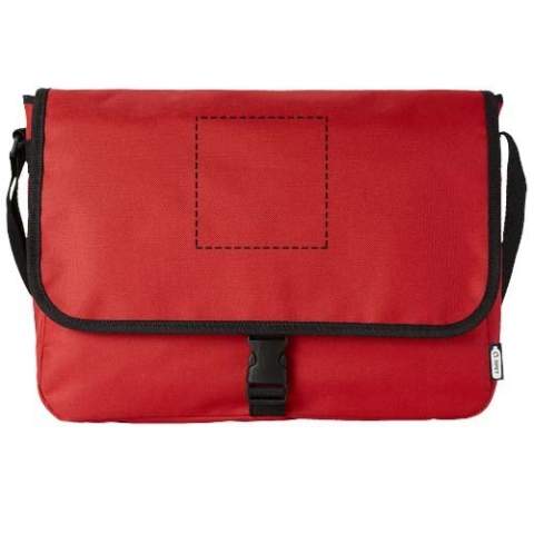 Sac à bandoulière en plastique recyclé PET avec une bandoulière réglable. Comprend un compartiment principal qui se ferme avec un rabat et une fermeture à boucle.