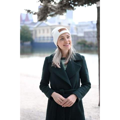 Schick, vielseitig und langlebig mit einem hervorragenden Preis-Leistungs-Verhältnis – das alles hat die Promo Strickmütze zu bieten! Die strapazierfähige Mütze aus Polyester ist ein modisches Accessoire für jede Jahreszeit und passt zu jedem Anlass. Das stylische Produkt mit Umschlag ist in vielen bunten Farben erhältlich- da ist für jede Stilrichtung was dabei! Also wählen Sie Ihre Lieblingsfarbe, besticken Sie die coole Mütze nach Ihren Wünschen und schenken Sie Ihren Kunden einen Werbeartikel, der jedes Outfit aufpeppt!