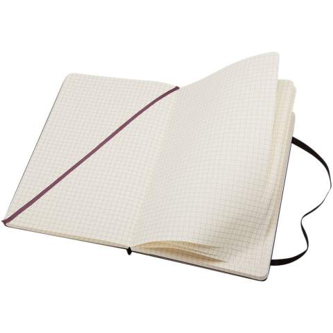 Classic Moleskine groot notitieboek met harde omslag in de populaire kleur zwart, plus een variatie aan stijlvolle levendige kleuren. Met afgeronde hoeken, elastische sluiting en een bladwijzer. Uitbreidbaar kartonnen vak en doek aan de binnenkant van de achterste omslag. Bevat 240 ivoorkleurige pagina's met ruitjes.