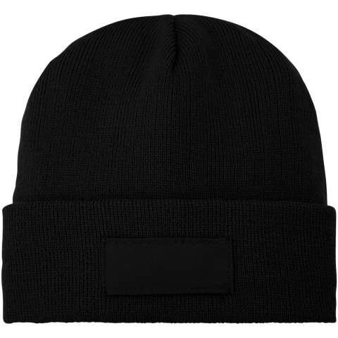 Le bonnet Boreas avec écusson ne se contente pas de vous tenir au chaud, il vous offre également une toile pour votre marque personnelle. Fabriqué en tricot côtelé 1x1 en acrylique, le bonnet est chaud et durable. L'écusson en tissu contrasté, tissé en polyester, offre une excellente occasion de présenter votre logo ou d'autres marques. Adoptez le confort, l'individualité et la praticité avec le bonnet Boreas.