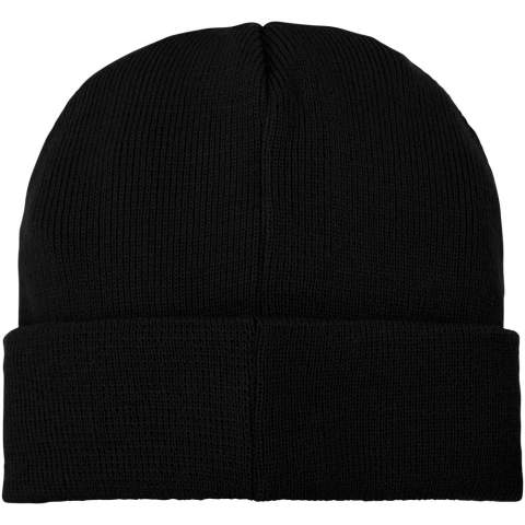 Le bonnet Boreas avec écusson ne se contente pas de vous tenir au chaud, il vous offre également une toile pour votre marque personnelle. Fabriqué en tricot côtelé 1x1 en acrylique, le bonnet est chaud et durable. L'écusson en tissu contrasté, tissé en polyester, offre une excellente occasion de présenter votre logo ou d'autres marques. Adoptez le confort, l'individualité et la praticité avec le bonnet Boreas.