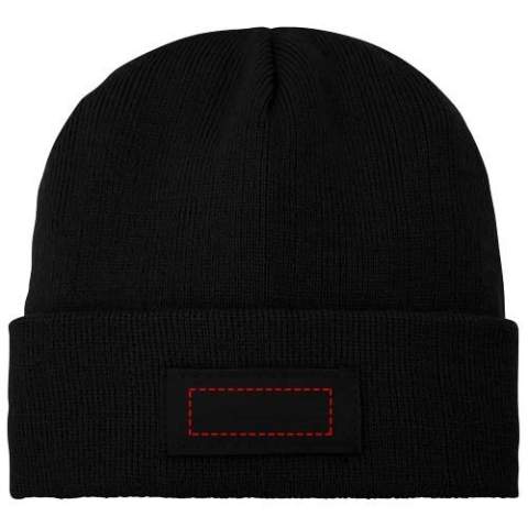 Le bonnet Boreas avec écusson ne se contente pas de vous tenir au chaud, il vous offre également une toile pour votre marque personnelle. Fabriqué en tricot côtelé 1x1 en acrylique, le bonnet est chaud et durable. L'écusson en tissu contrasté, tissé en polyester, offre une excellente occasion de présenter votre logo ou d'autres marques. Adoptez le confort, l'individualité et la praticité avec le bonnet Boreas.