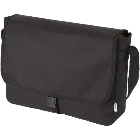Sac à bandoulière en plastique recyclé PET avec une bandoulière réglable. Comprend un compartiment principal qui se ferme avec un rabat et une fermeture à boucle.