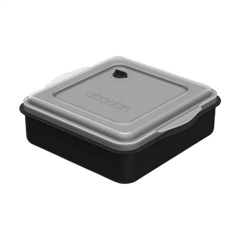 Een herbruikbare maaltijdbox van bio-plastic, met voldoende ruimte voor het vervoeren van zowel warme als koude gerechten. Het afneembare, kunststof deksel heeft een schroefdopje waardoor stoom kan ontsnappen bij verhitting in de magnetron. Een duurzaam alternatief voor wegwerpverpakkingen. 100% recyclebaar, BPA-vrij en Food Approved. Geschikt voor persoonlijk gebruik en in de horeca. Inhoud 2 L. Made in Germany.