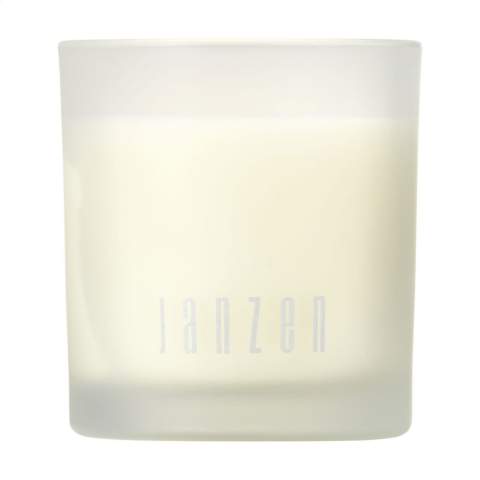 Bougie parfumée en verre au parfum Fuchsia 69 de la marque Janzen. Remplissez votre maison de lumière et d’ambiance, sans oublier votre parfum préféré. Quoi de mieux pour retrouver la sérénité et ajouter une dimension supplémentaire à votre intérieur. La cire de spéciale veille à ce que le parfum se diffuse lentement. Joyeux et provocateur, léger et sensuel, tel est Fuchsia 69. Un pot-pourri composé notamment de jasmin parfumé, de gardénia doux, de carnation et de la « fleur des fleurs » : l'ylang-ylang. Emballé par produit dans un coffret cadeau. Par pièce dans une boîte cadeau.