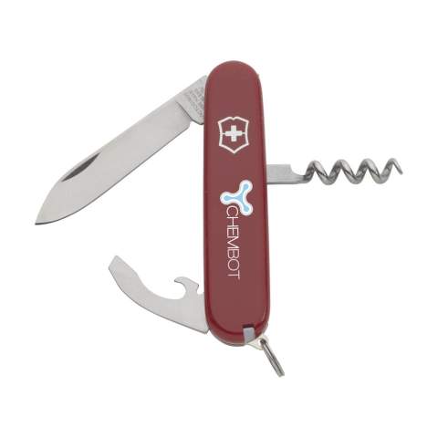 Original Schweizer Taschenmesser aus der Offizierserie von Victorinox mit  ABS Griff, einer Einlage aus anodisiertem Aluminium und Tools aus 100% recyceltem Stahl. 6-teilig mit 9 Funktionen: Messer, Kombiwerkzeug mit Dosenöffner, Kapselheber, Isolierzange, Schraubenzieher, Korkenzieher, Schlüsselring, Pinzette und Zahnstocher. Inklusive Gebrauchsanweisung und lebenslanger Garantie auf Material- und Herstellungsfehler. Victorinox Messer sind ein globales Symbol für Zuverlässigkeit, Funktionalität und Perfektion. Beachten Sie, dass möglicherweise lokale Vorschriften für den Besitz und / oder das Tragen von Messern oder Multitools in der Öffentlichkeit gelten. Pro Stück in einer Verpackung.
