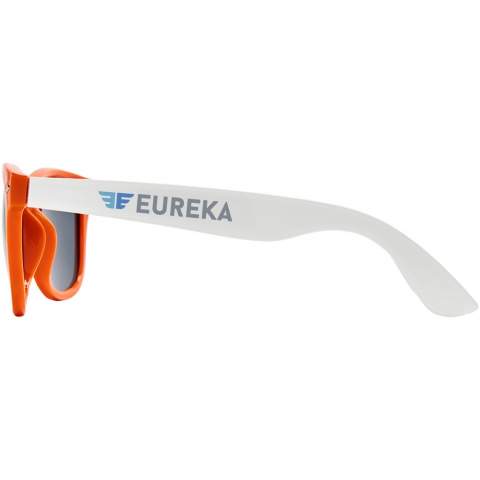 Sun Ray retro design zonnebril met witte pootjes voor een breed scala aan decoratie-opties. Voldoet aan EN ISO 12312-1 en UV-400, glazen zijn van klasse 3.
